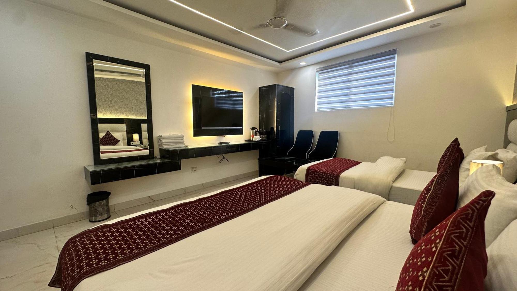 Hotel Krishna Deluxe-By Rcg Hotels Нью-Дели Экстерьер фото