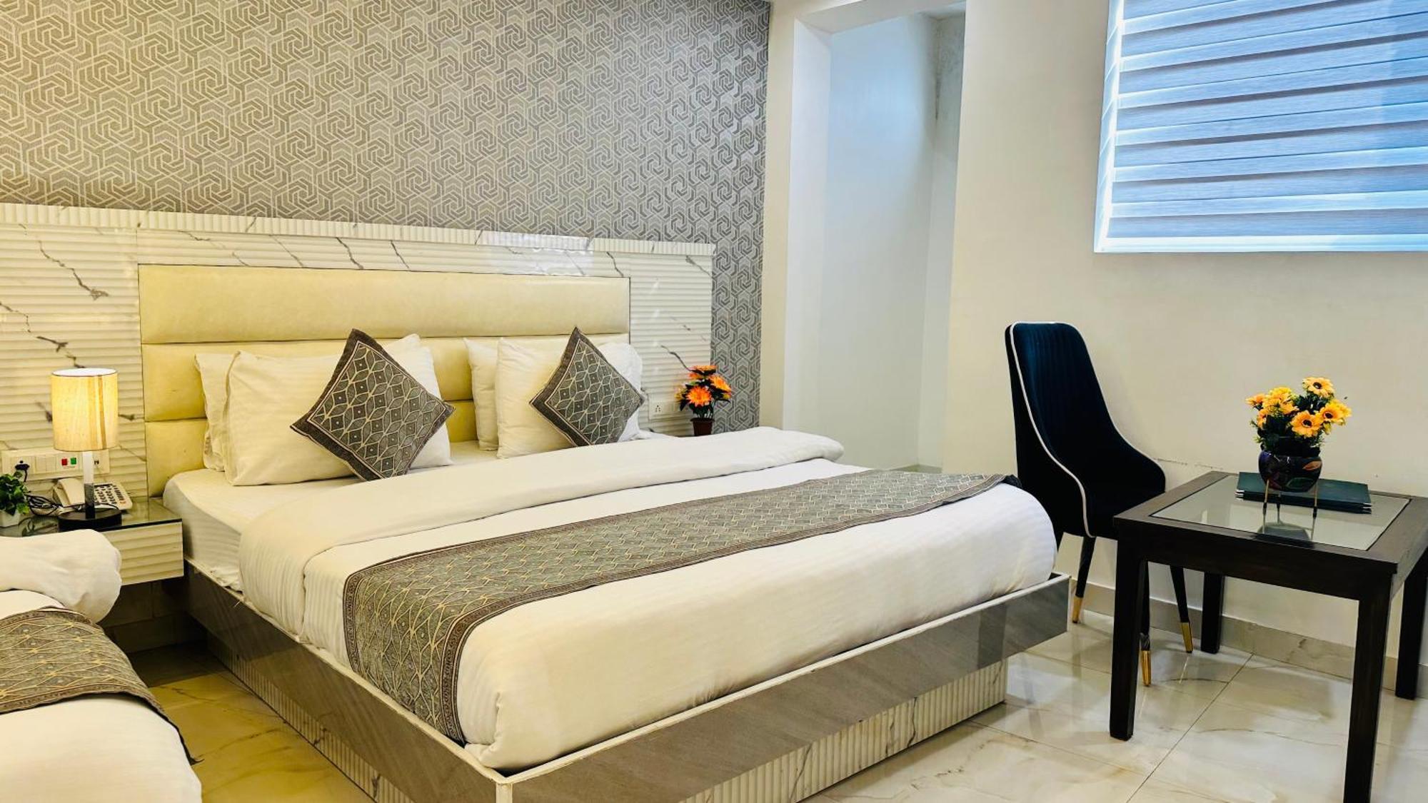 Hotel Krishna Deluxe-By Rcg Hotels Нью-Дели Экстерьер фото