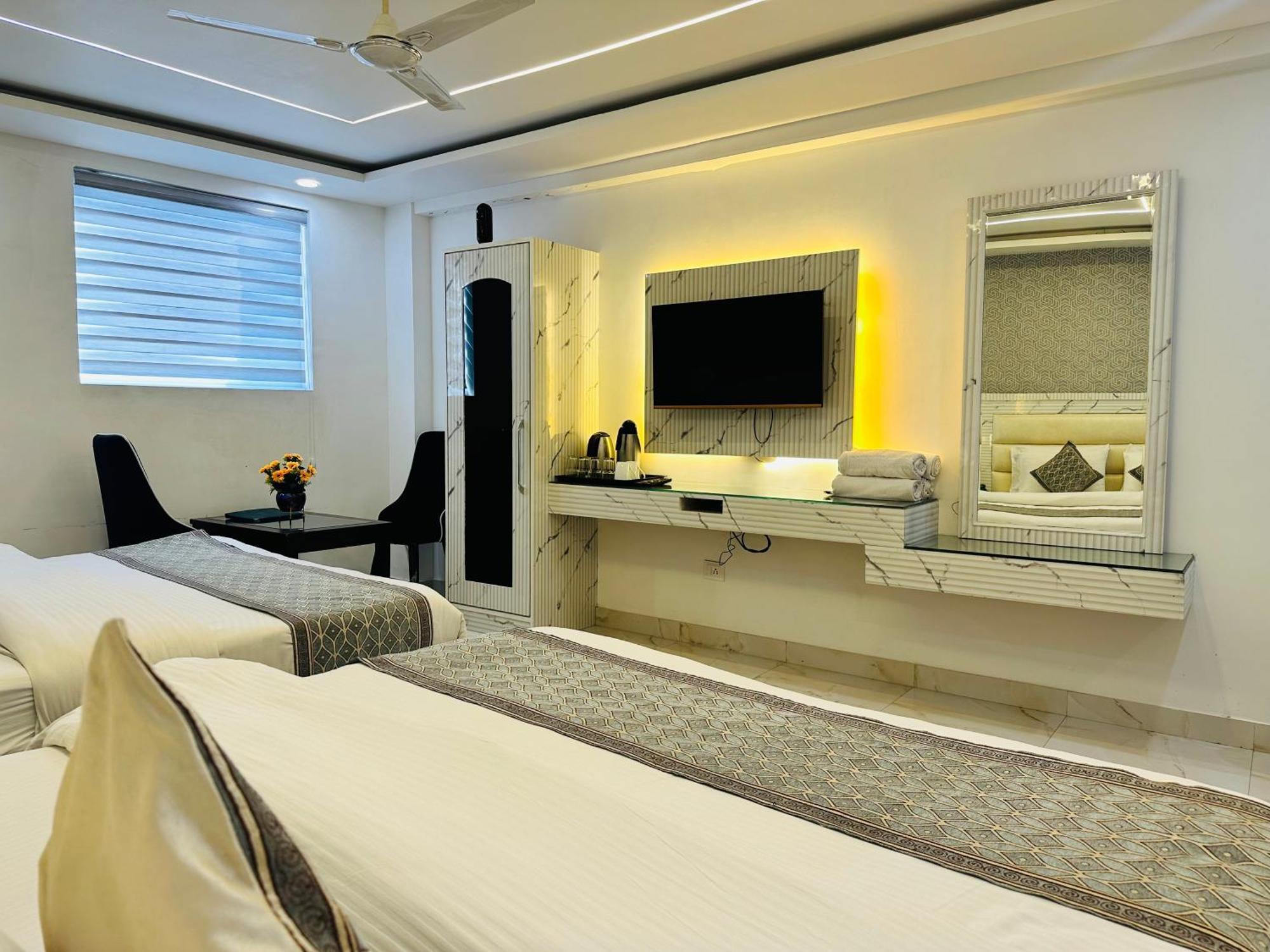 Hotel Krishna Deluxe-By Rcg Hotels Нью-Дели Экстерьер фото