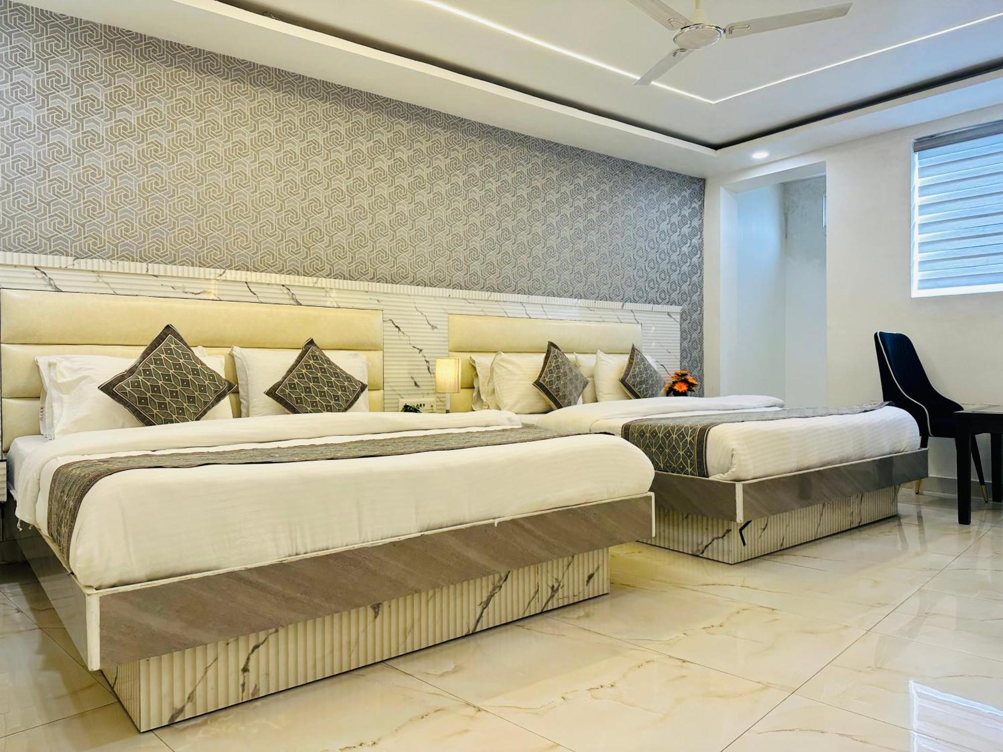 Hotel Krishna Deluxe-By Rcg Hotels Нью-Дели Экстерьер фото