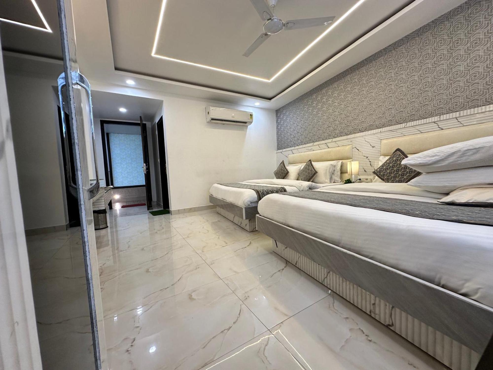 Hotel Krishna Deluxe-By Rcg Hotels Нью-Дели Экстерьер фото