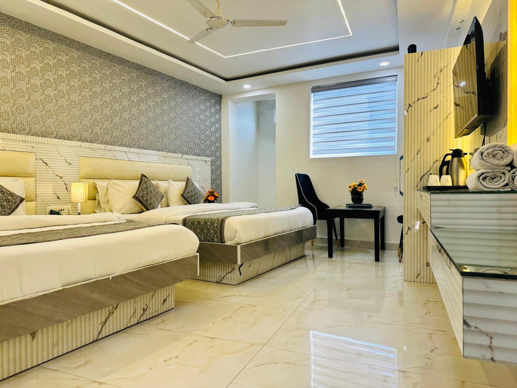 Hotel Krishna Deluxe-By Rcg Hotels Нью-Дели Экстерьер фото